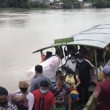 Venezuelans flee from security forces.