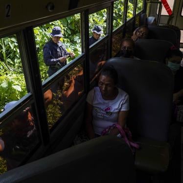 202212americas_elsalvador_policepatrol_bus