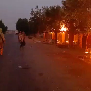 Screenshot of a video posted on social media on November 9, 2024 that Human Rights Watch analyzed and geolocated to the village of Allaye-Kokolo, located on the National Road 15 between Mopti and Bandiagara. The video shows armed men, some on motorbikes, on the road while buildings are burning around. A men can be heard speaking in Fulfulde, saying “God is great, Allaye-Kokolo is burning.”