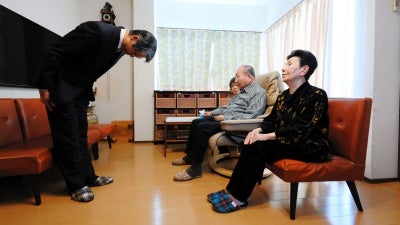 Shizuoka prosecutor bows before Hakamata