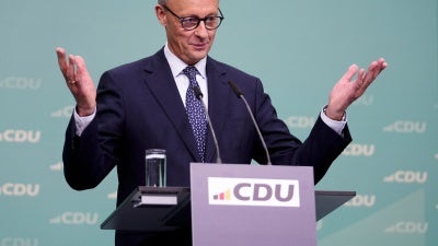 Friedrich Merz, Vorsitzender der Christlich Demokratischen Union (CDU), spricht während einer Pressekonferenz in der Parteizentrale der CDU in Berlin, Deutschland, am 24. Februar 2025