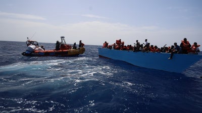 Ein Team von Médecins Sans Frontières (Ärzte ohne Grenzen) führt am 19. September 2024 eine Rettungsaktion im Mittelmeer durch.