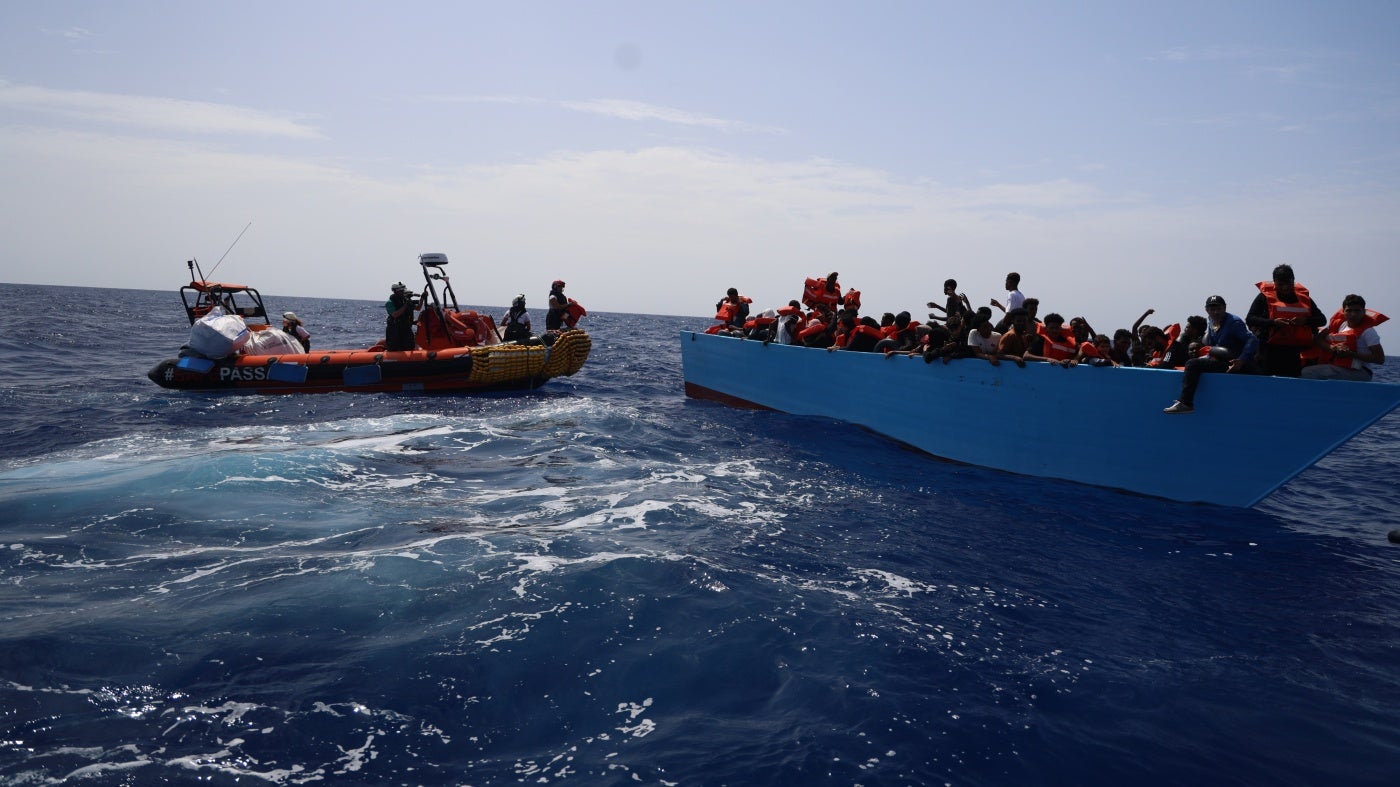 Un equipo de Médicos Sin Fronteras realiza un rescate en el mar Mediterráneo, el 19 de septiembre de 2024.