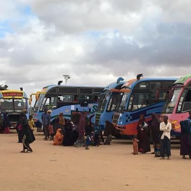 Photo of Somali refugees getting on buses to leave Dadaab refugee camp.