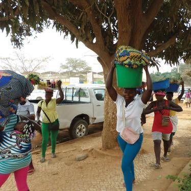 Street traders fleeing a police roundup in Viana, Luanda, September 15, 2013. 